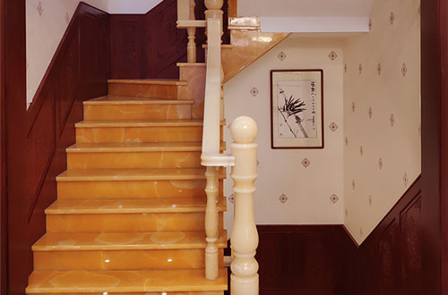 泰兴中式别墅室内汉白玉石楼梯的定制安装装饰效果